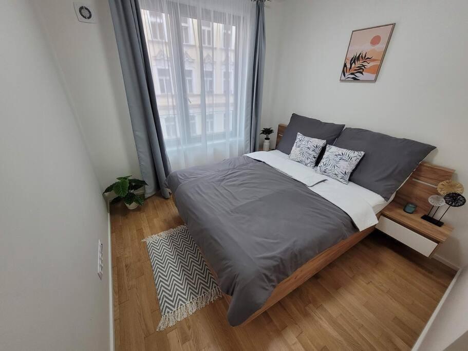 Newly Built Apartment With Balcony, Ac And Free Indoor Garage Prague Exterior photo