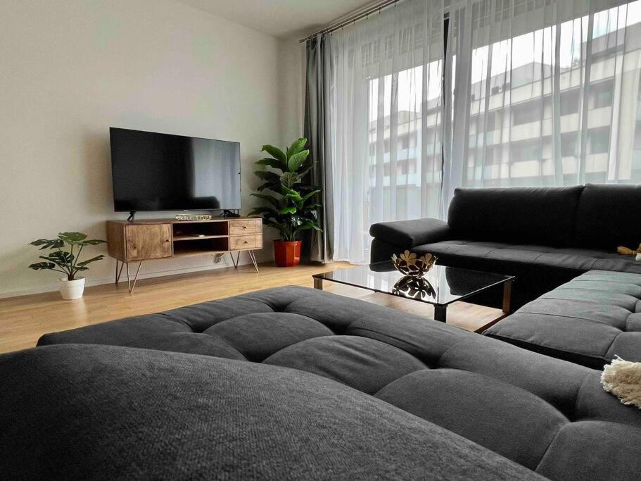 Newly Built Apartment With Balcony, Ac And Free Indoor Garage Prague Exterior photo