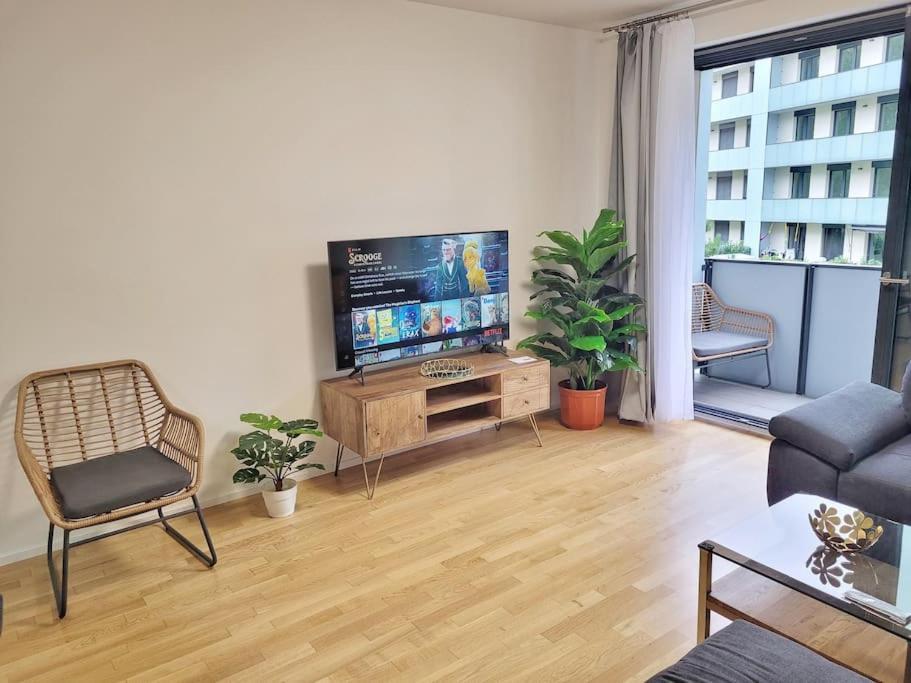 Newly Built Apartment With Balcony, Ac And Free Indoor Garage Prague Exterior photo